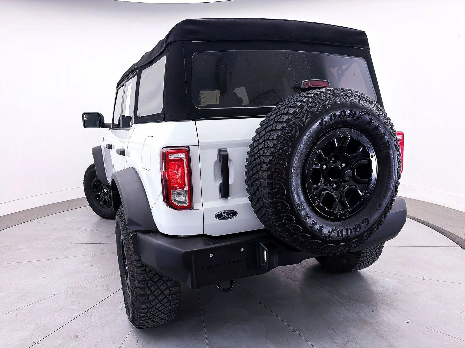 2023 Ford Bronco Base 4WD Advanced photo 4
