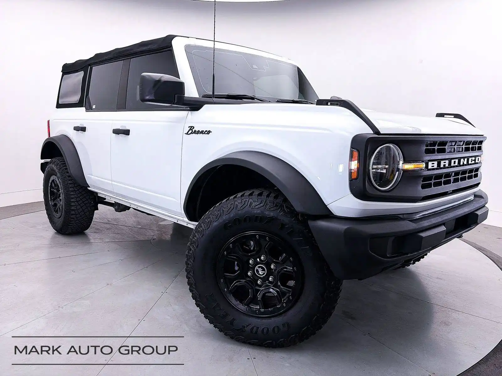 2023 Ford Bronco Base 4WD Advanced's photo