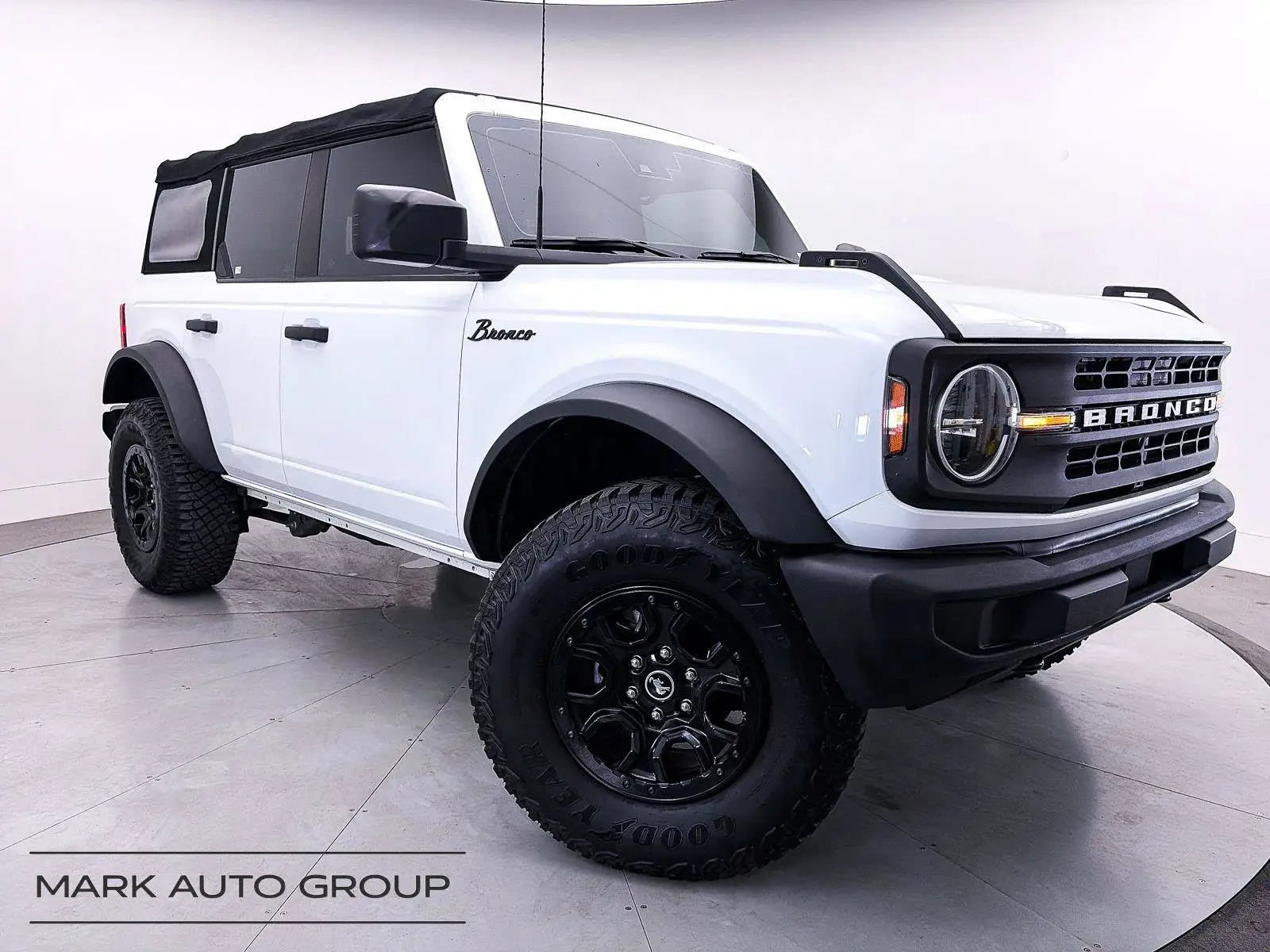 2023 Ford Bronco Base 4WD Advanced photo 1
