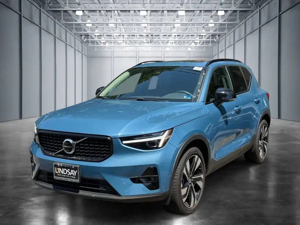 2024 Volvo XC40 B5 Ultimate Dark AWD's photo