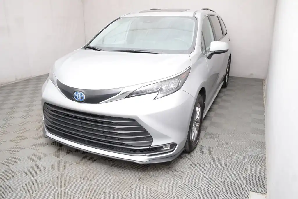 2025 Toyota Sienna XLE 8-Passenger Hybrid FWD's photo