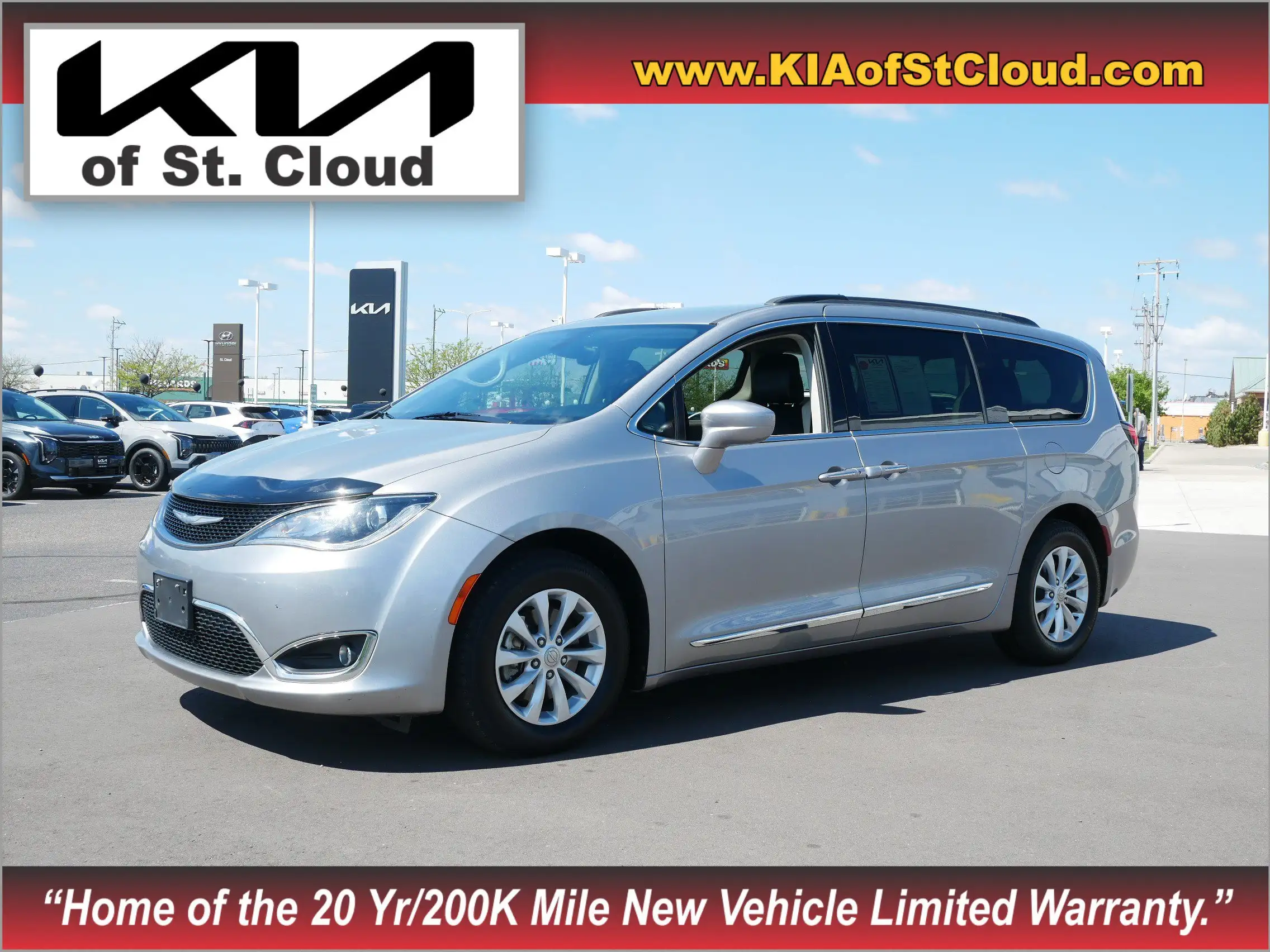 2017 Chrysler Pacifica Touring-L's photo