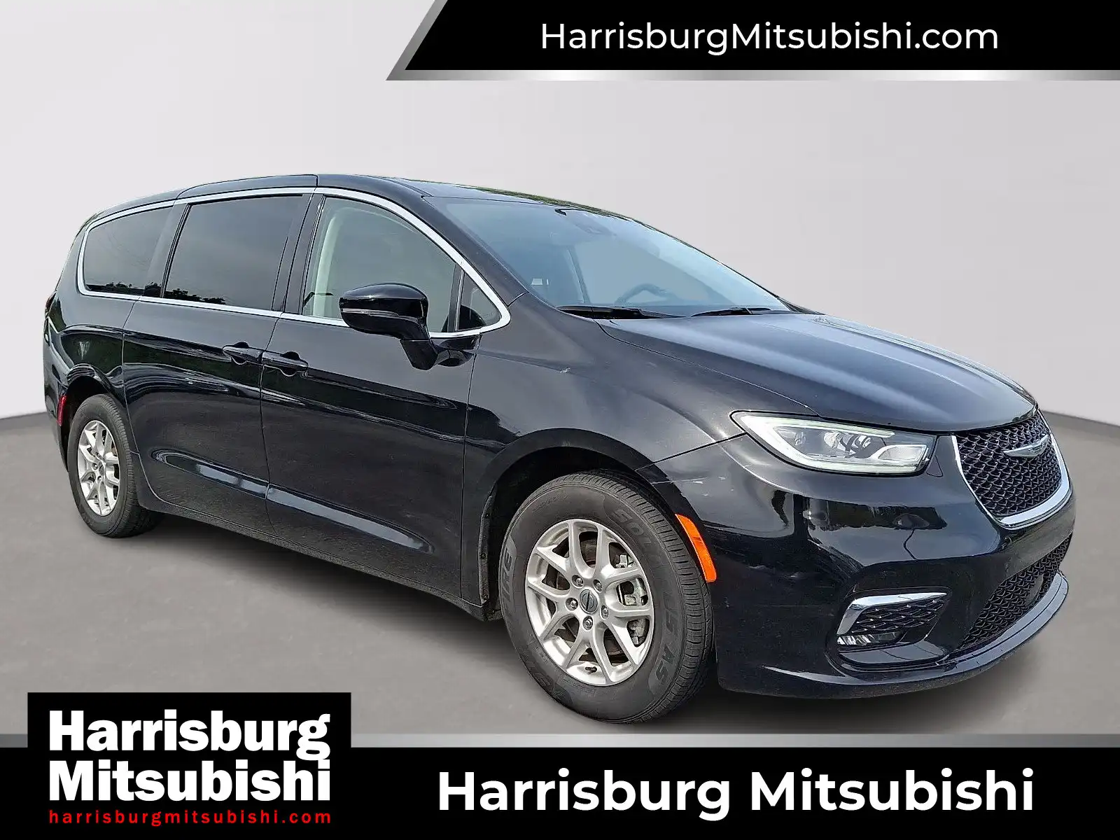 2024 Chrysler Pacifica Touring L's photo