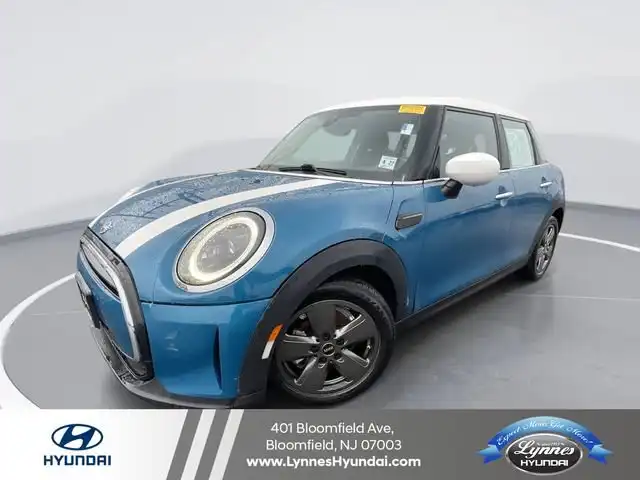 2022 MINI Hardtop Cooper's photo