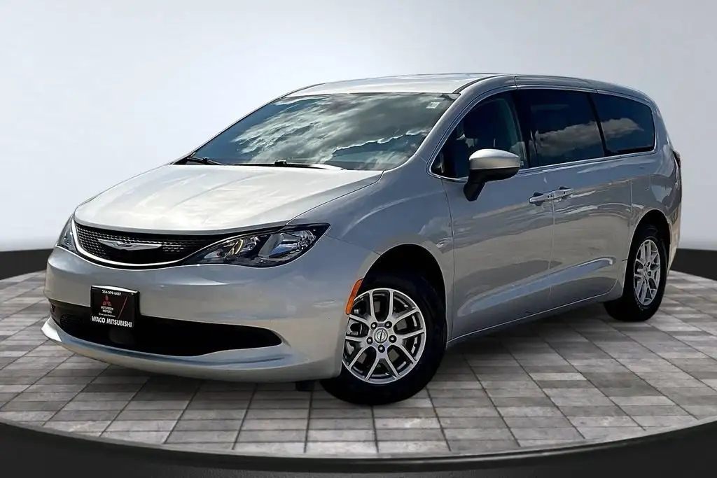 2023 Chrysler Voyager LX's photo