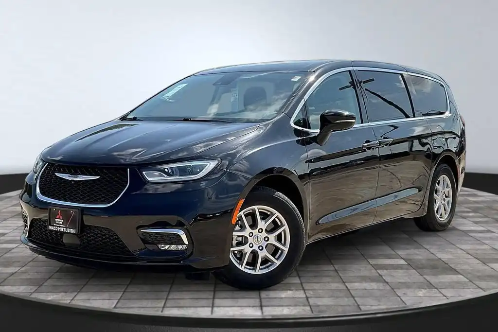 2024 Chrysler Pacifica Touring L's photo