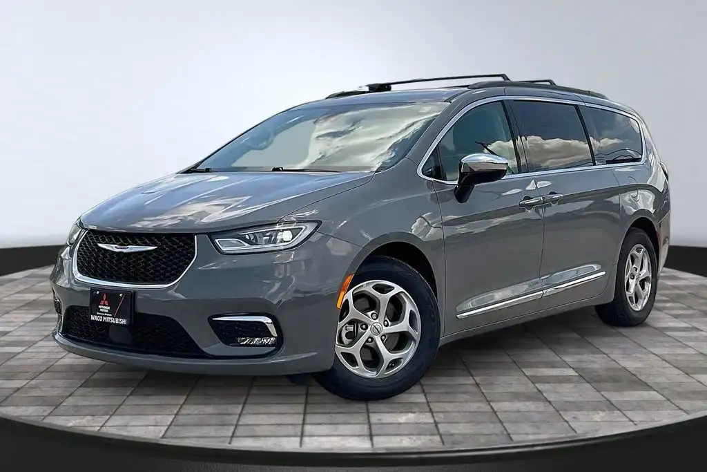 2023 Chrysler Pacifica Limited's photo
