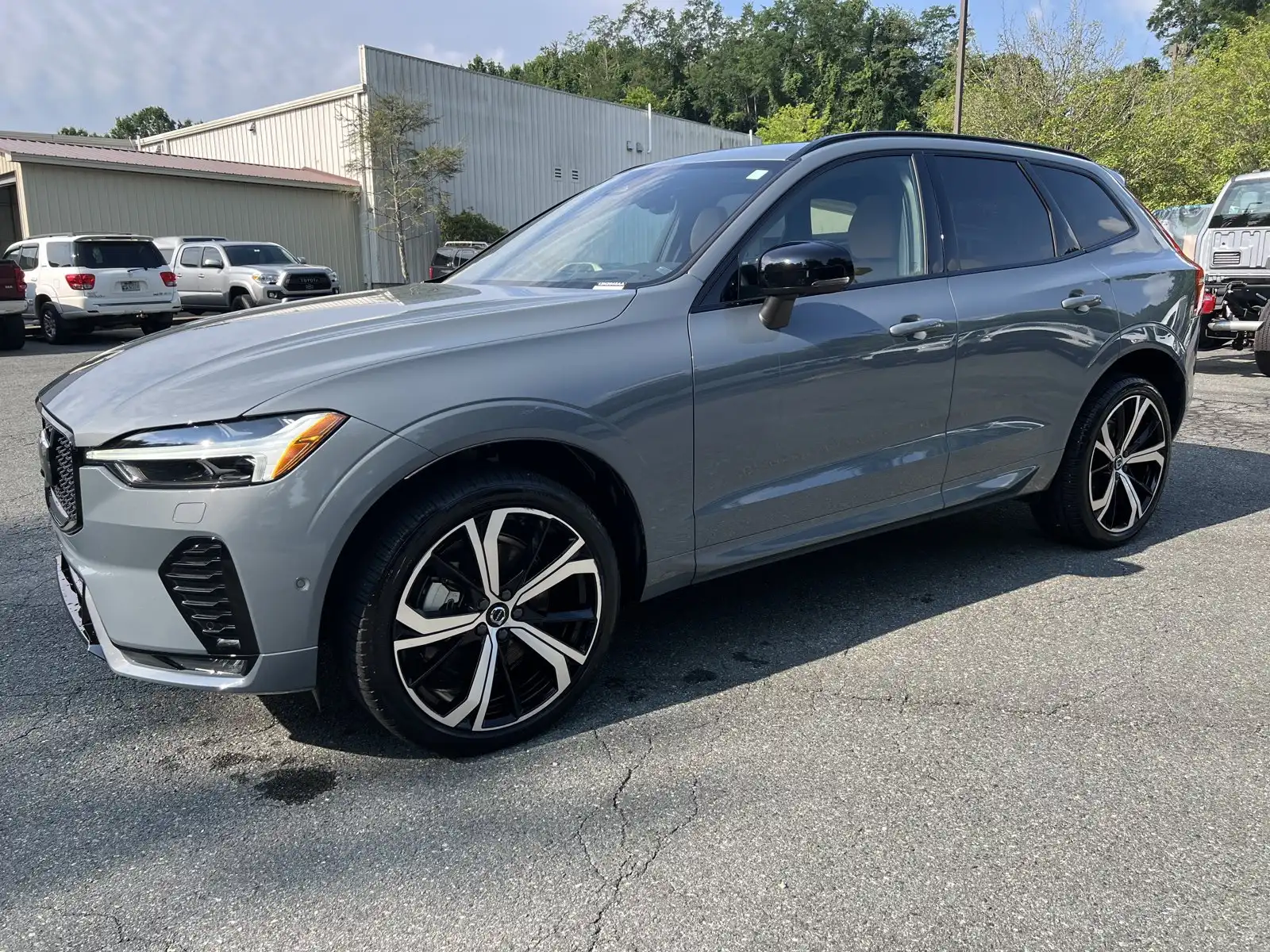 2024 Volvo XC60 B5 Ultimate Dark Theme AWD's photo