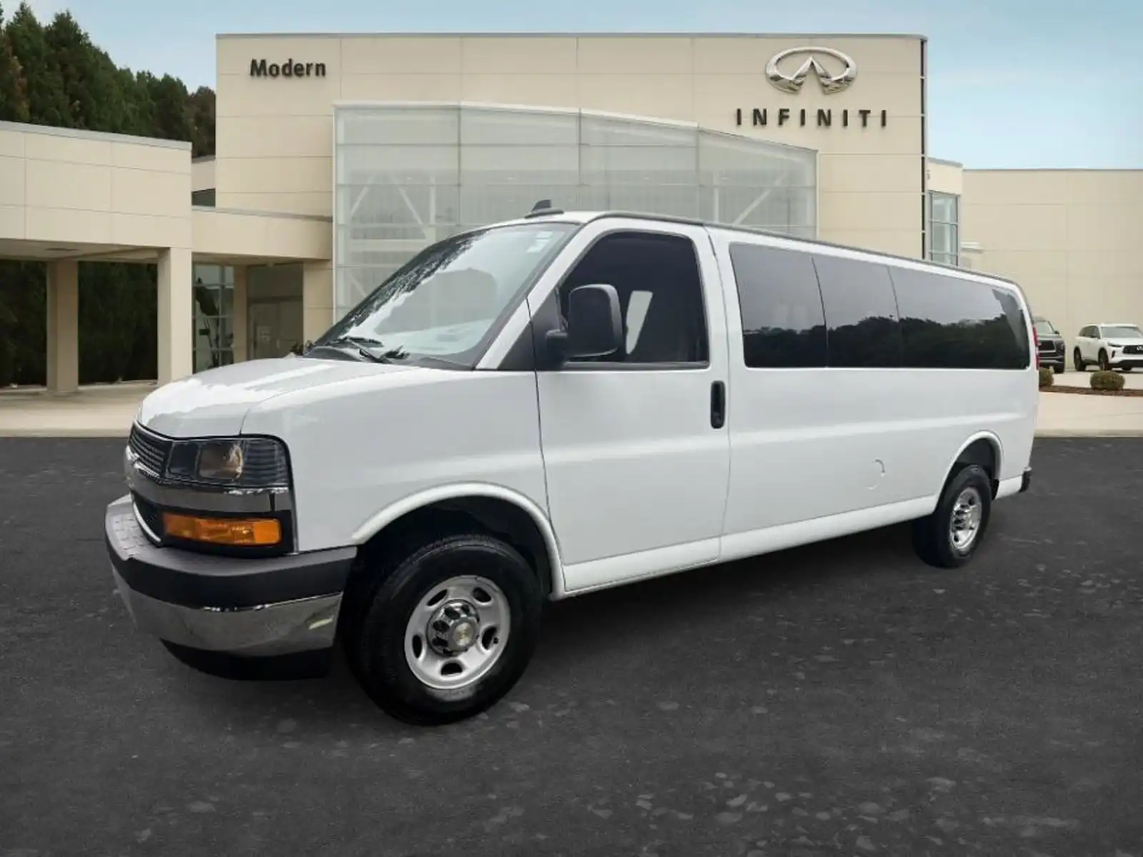 2025 Chevrolet Express 3500 LT Extended's photo