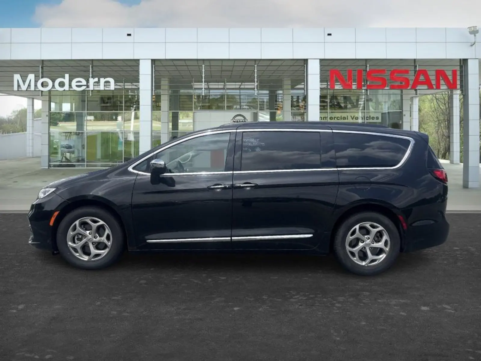 2023 Chrysler Pacifica Limited photo 3