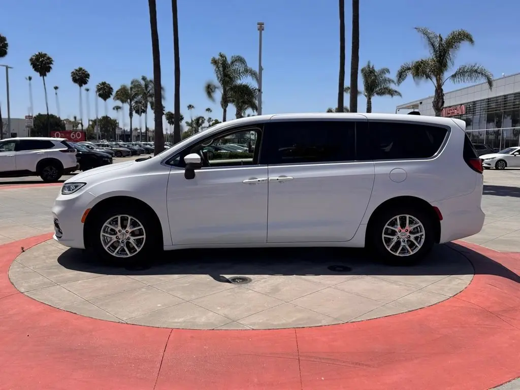 2023 Chrysler Pacifica Touring L photo 5
