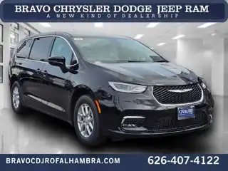 2026 Chrysler Pacifica Select's photo
