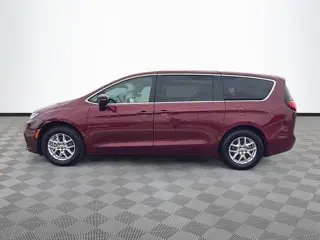 2023 Chrysler Pacifica Touring L photo 4