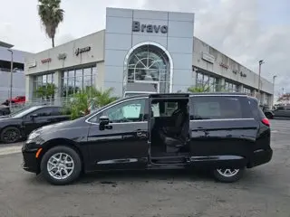 2026 Chrysler Pacifica Select photo 5