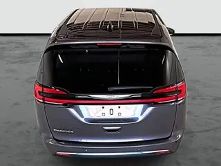 2023 Chrysler Pacifica Touring L photo 3