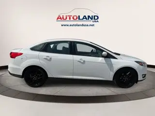 2016 Ford Focus Sedan SE photo 4