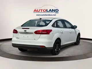 2016 Ford Focus Sedan SE photo 5