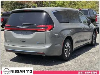 2025 Chrysler Pacifica Hybrid Select PHEV photo 4