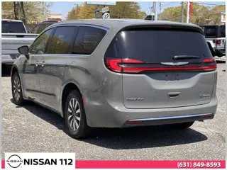 2025 Chrysler Pacifica Hybrid Select PHEV photo 3