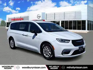 2024 Chrysler Pacifica Touring L's photo