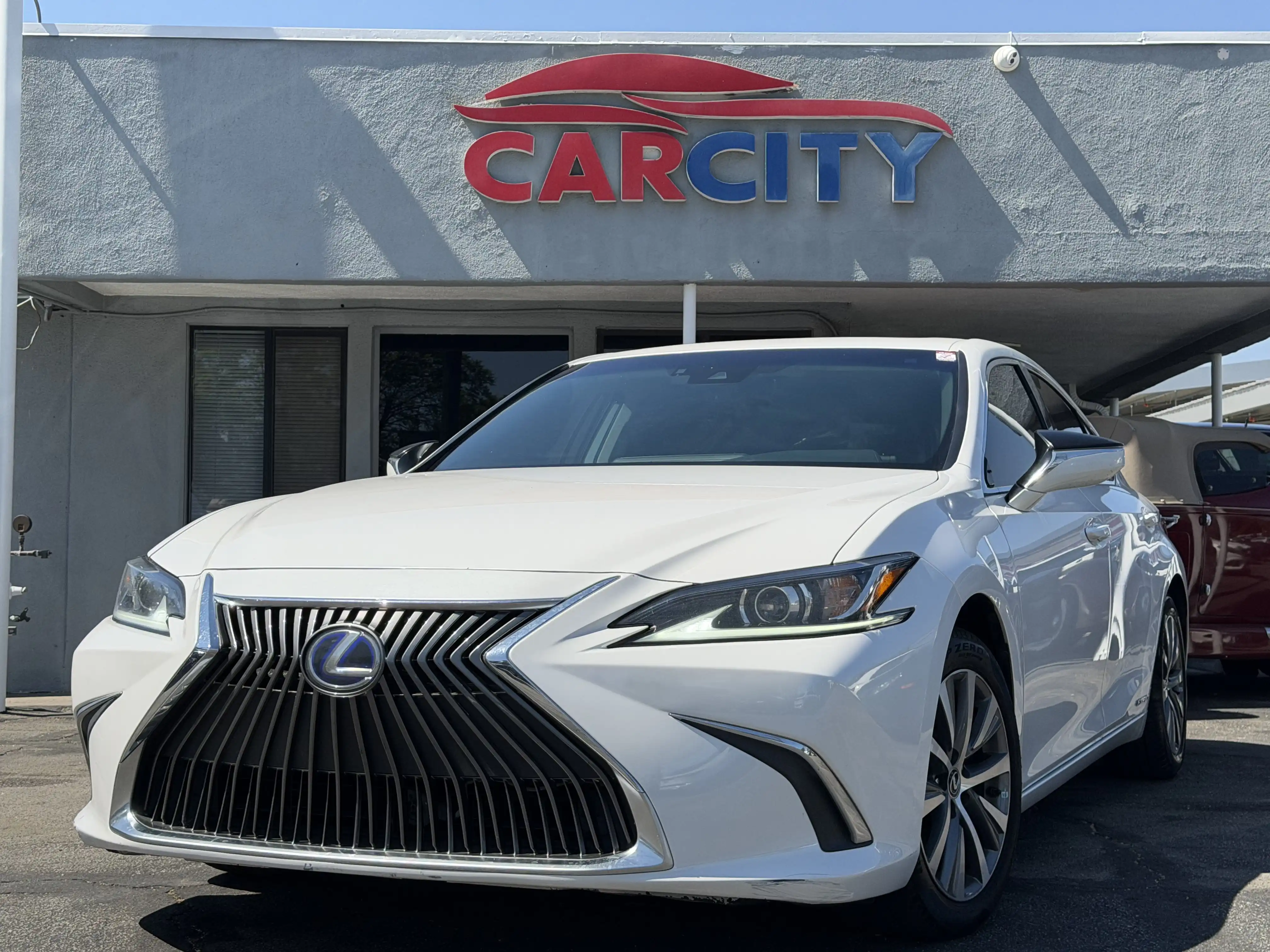 2021 Lexus ES 300h 300h's photo