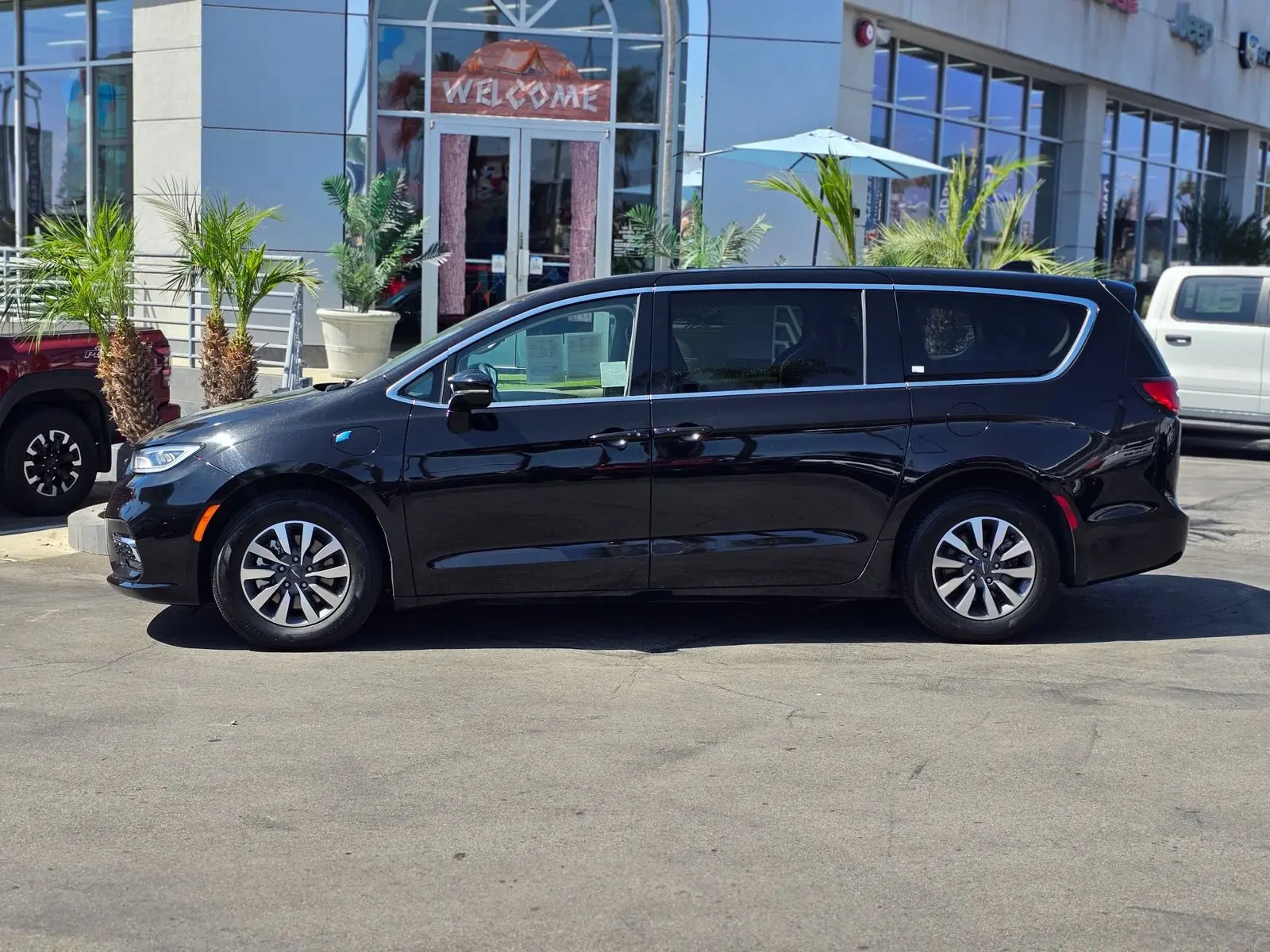 2024 Chrysler Pacifica Hybrid PHEV Select photo 5