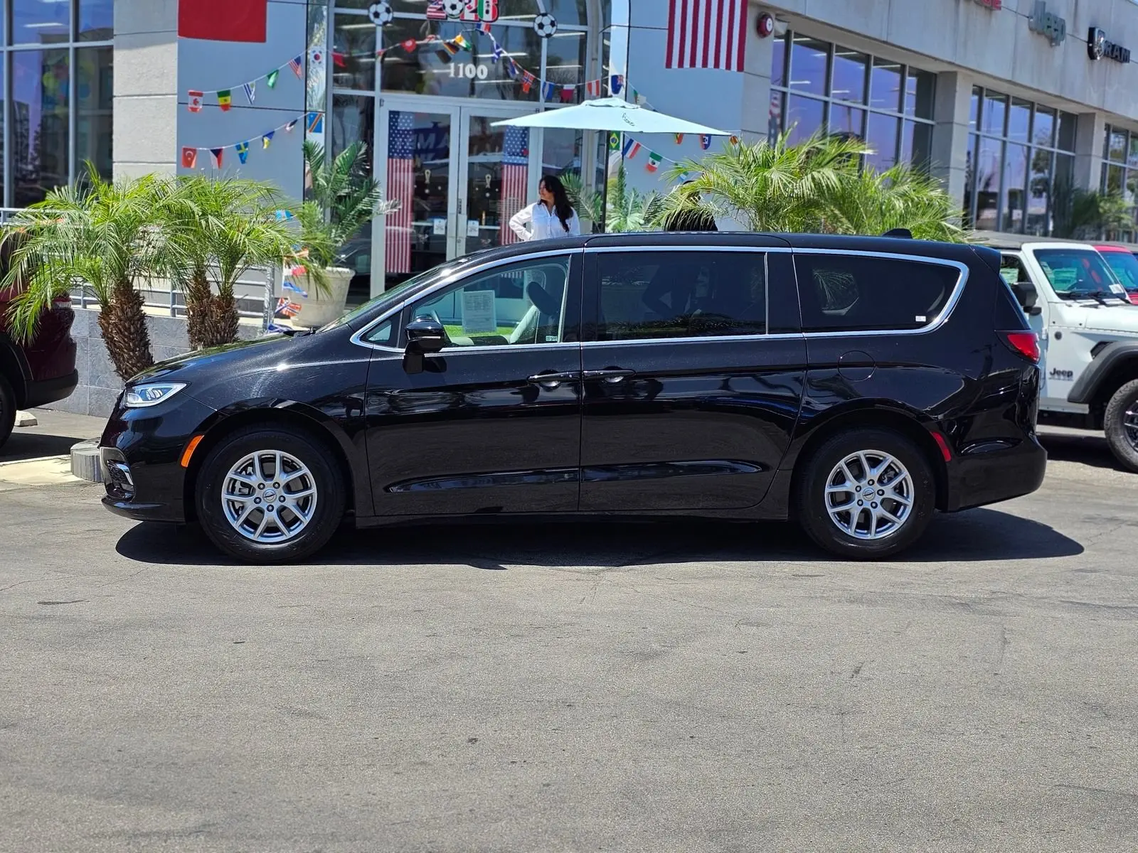 2024 Chrysler Pacifica Touring L photo 4