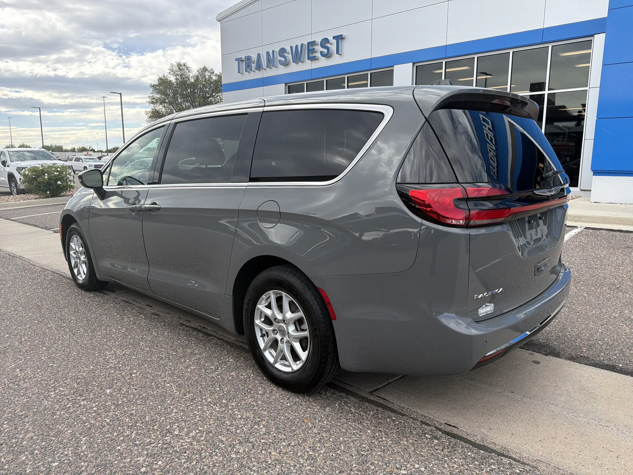 2025 Chrysler Pacifica Select photo 5