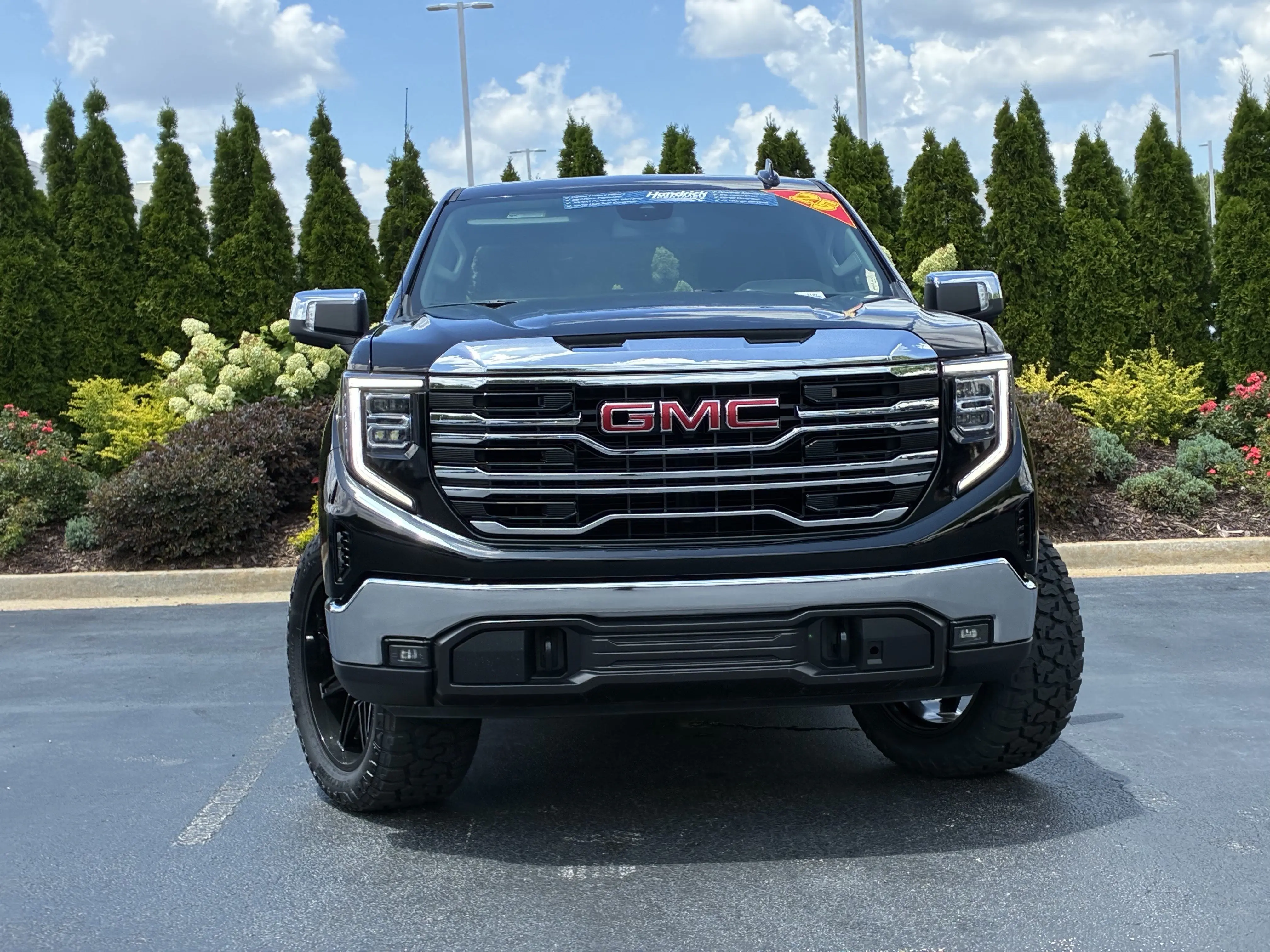 2025 GMC Sierra 4WD Crew Cab Short Box SLT photo 5