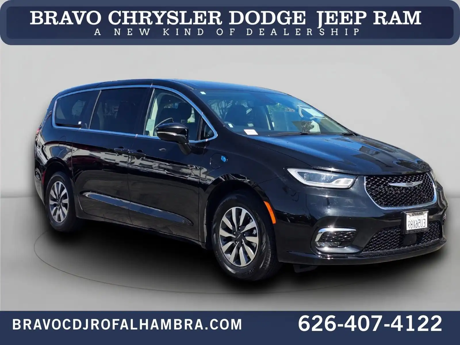 2024 Chrysler Pacifica Hybrid PHEV Select's photo