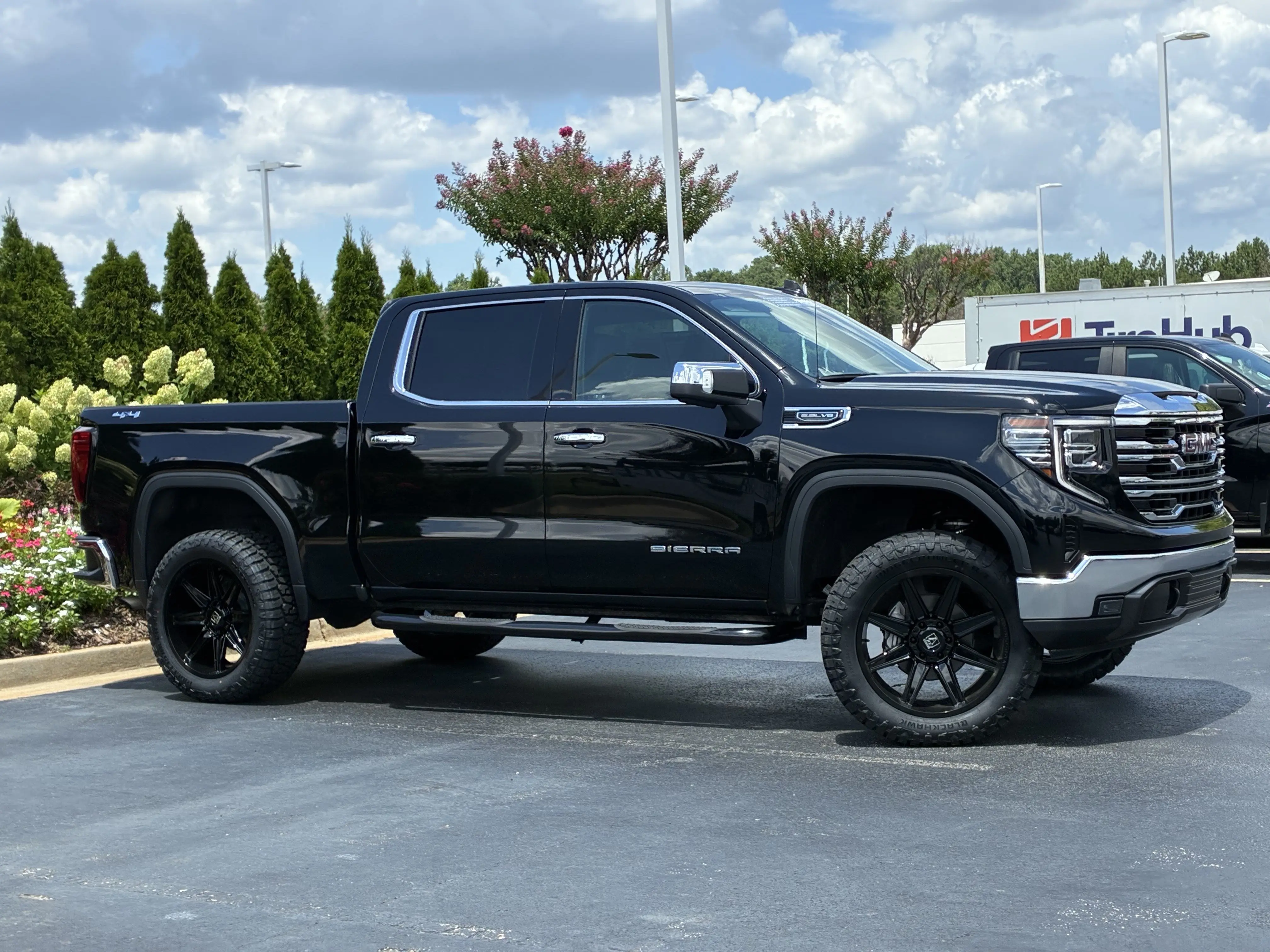 2025 GMC Sierra 4WD Crew Cab Short Box SLT photo 3