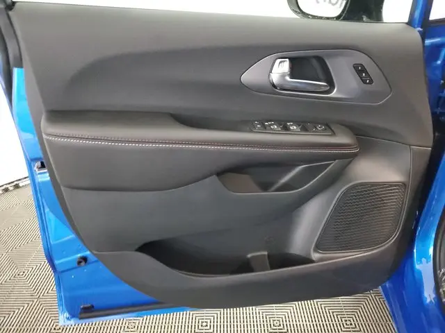 2027 Chrysler Pacifica Select photo 5