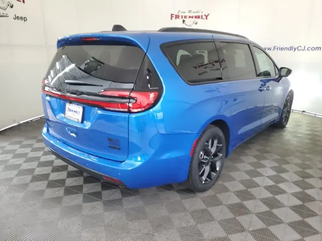 2027 Chrysler Pacifica Select photo 3