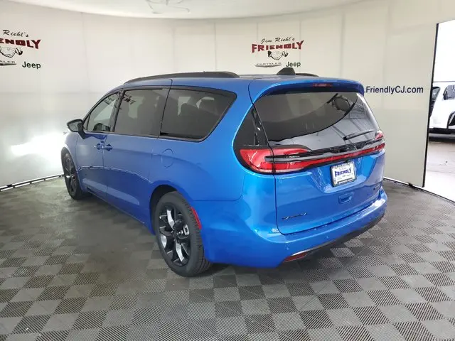 2027 Chrysler Pacifica Select photo 4