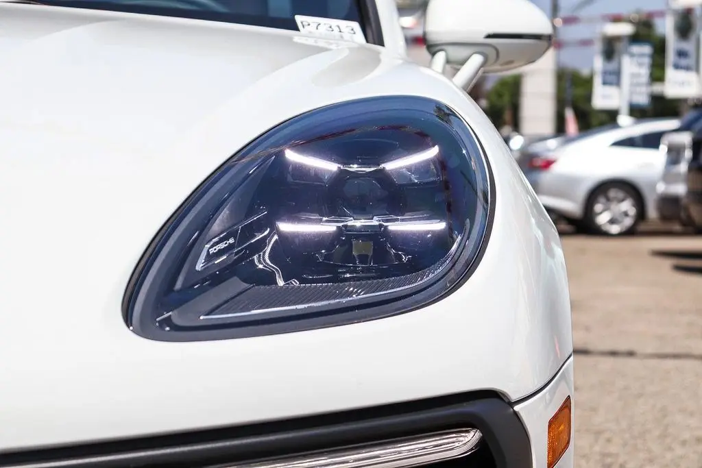 2024 Porsche Macan Base photo 4