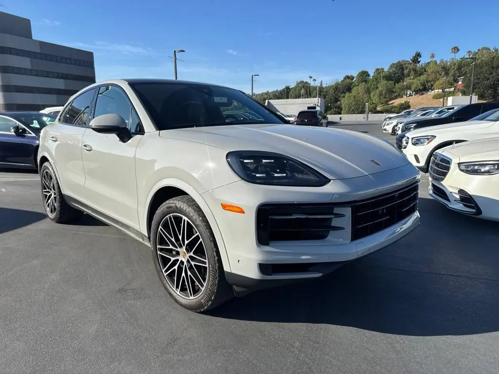 2024 Porsche Cayenne Base photo 3