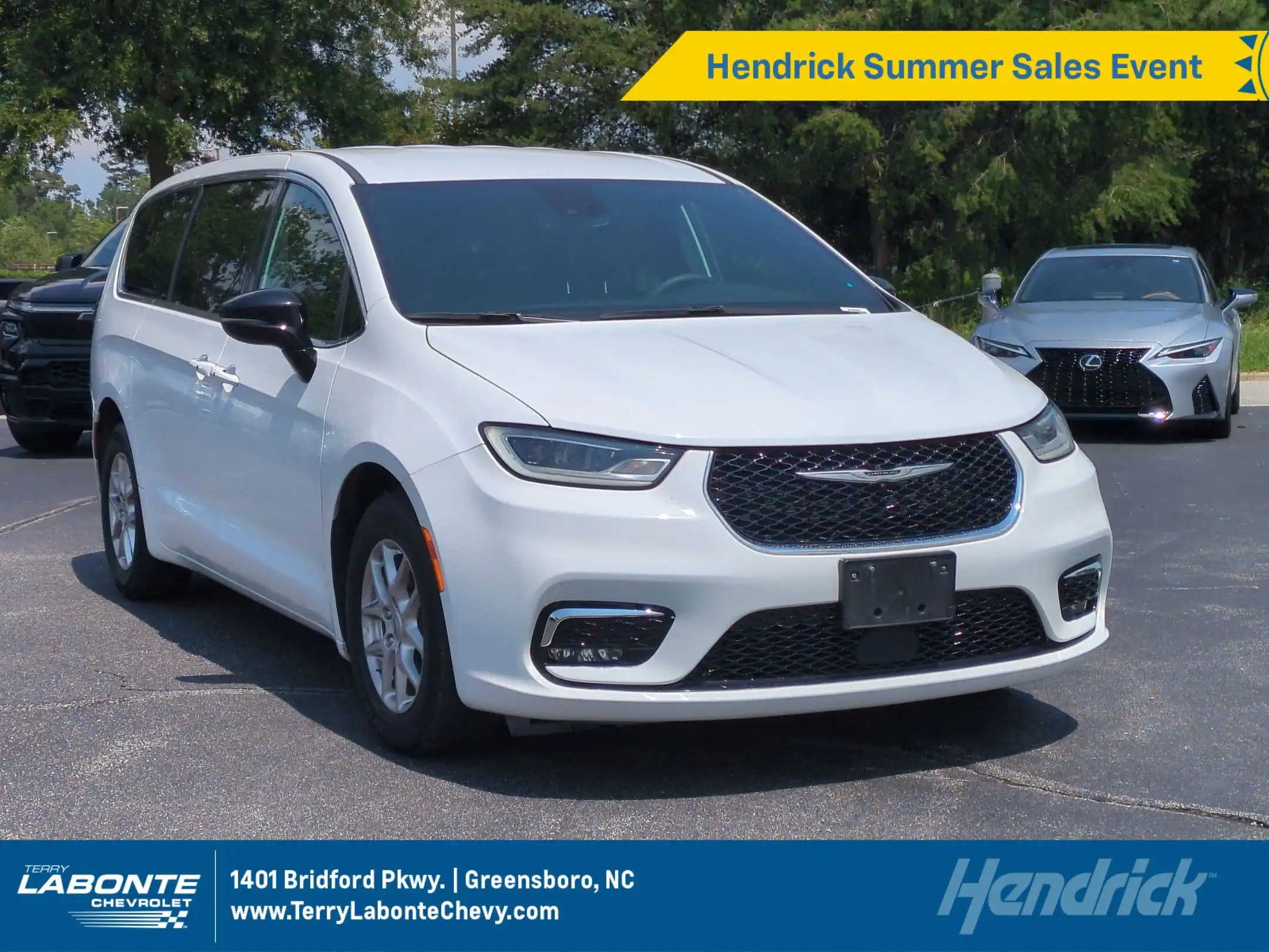 2025 Chrysler Pacifica Select's photo