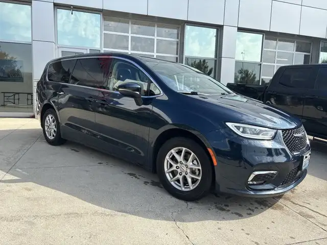 2023 Chrysler Pacifica Touring L's photo