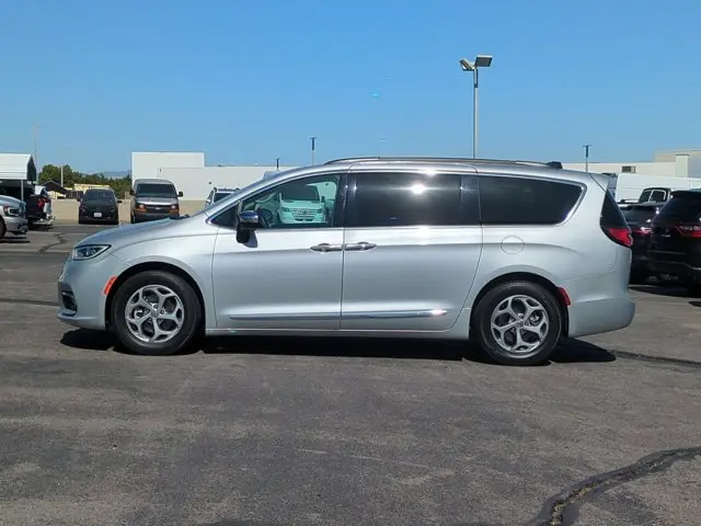 2023 Chrysler Pacifica Limited photo 5