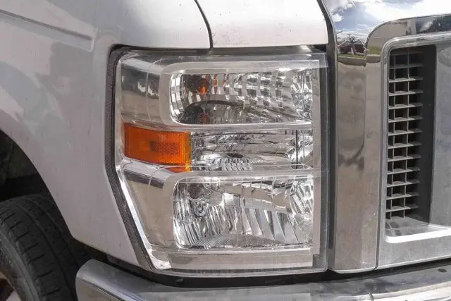 2017 Ford E-Series DRW E-350 Super Duty 138 in WB photo 4