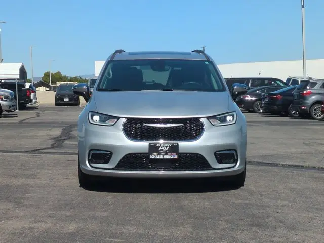 2023 Chrysler Pacifica Limited photo 3