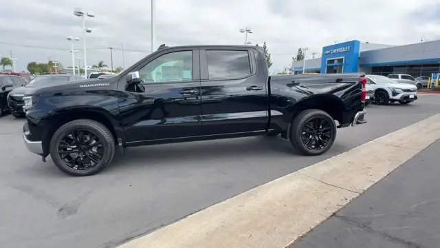 2024 Chevrolet Silverado 1500 LT Crew Cab Short Box photo 4
