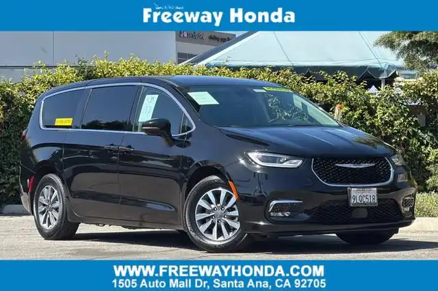 2024 Chrysler Pacifica Hybrid Select PHEV's photo