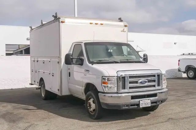 2017 Ford E-Series DRW E-350 Super Duty 138 in WB photo 3