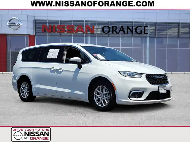2023 Chrysler Pacifica Touring L's photo