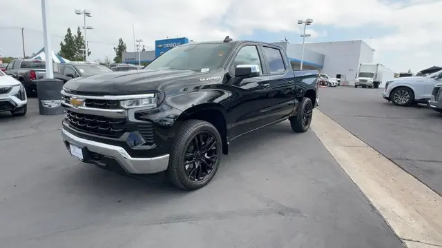 2024 Chevrolet Silverado 1500 LT Crew Cab Short Box photo 3