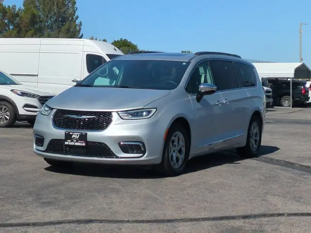 2023 Chrysler Pacifica Limited photo 4