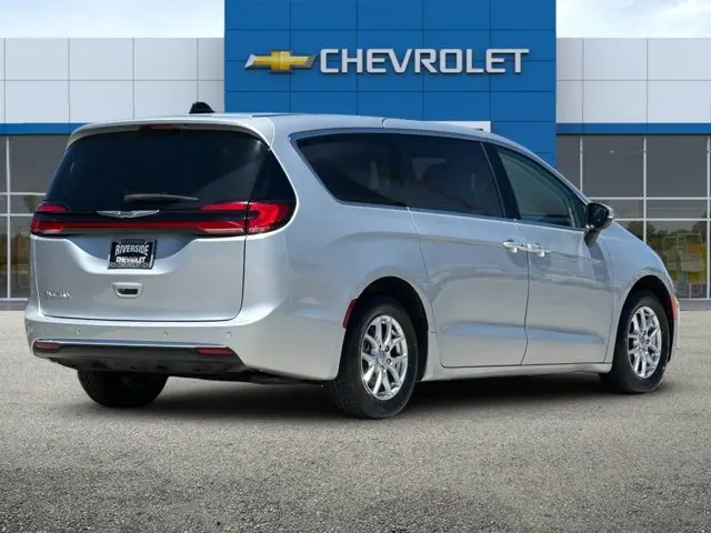 2023 Chrysler Pacifica Touring L photo 4