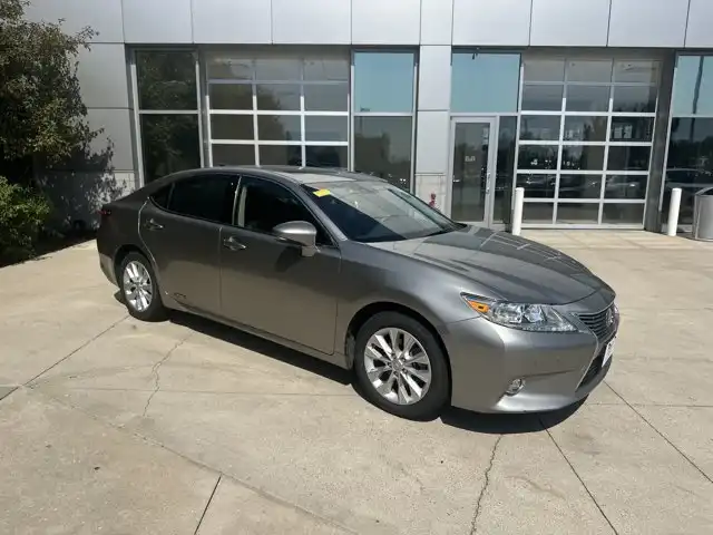 2015 Lexus ES 350 300h's photo