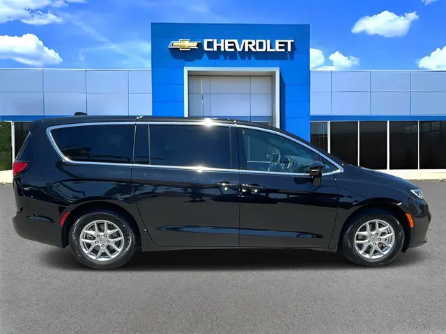 2025 Chrysler Pacifica Select photo 3